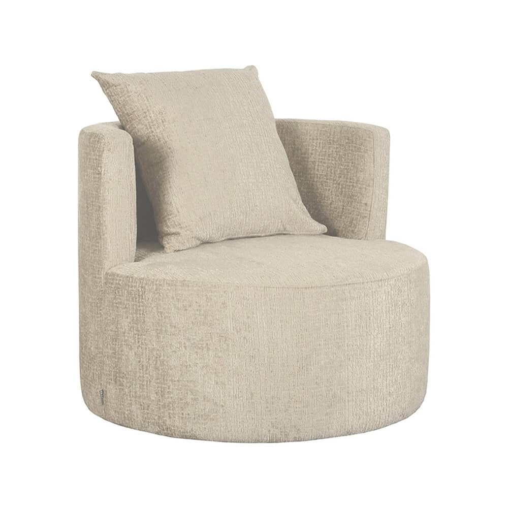 Zachte beige relaxfauteuil met bijpassende kussen, modern en comfortabel voor elke woonkamer.
