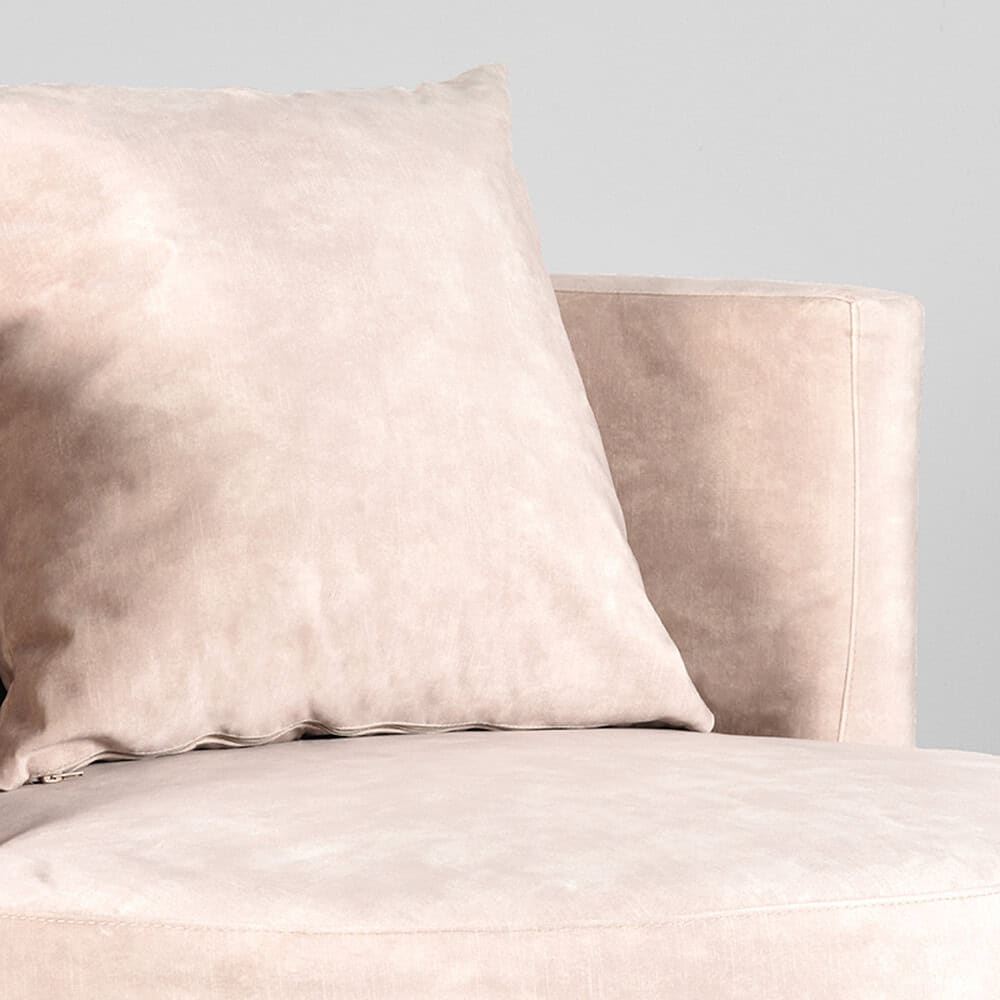 Zachte roze fluwelen bank met kussens voor comfortabel zitplezier, perfect voor moderne interieurs.