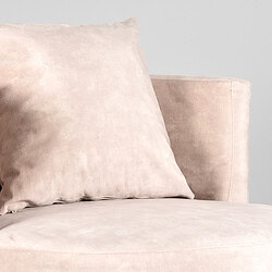 Zachte roze fluwelen bank met kussens voor comfortabel zitplezier, perfect voor moderne interieurs.
