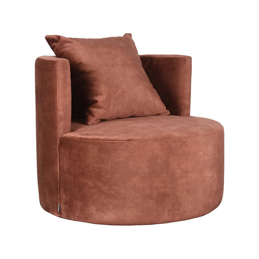 Eetkamerstoel van Mokana Meubelen in een warme terracotta kleur, met comfortabele stoffen bekleding en modern design. Perfect voor een stijlvolle en gezellige eethoek of loungehoek.