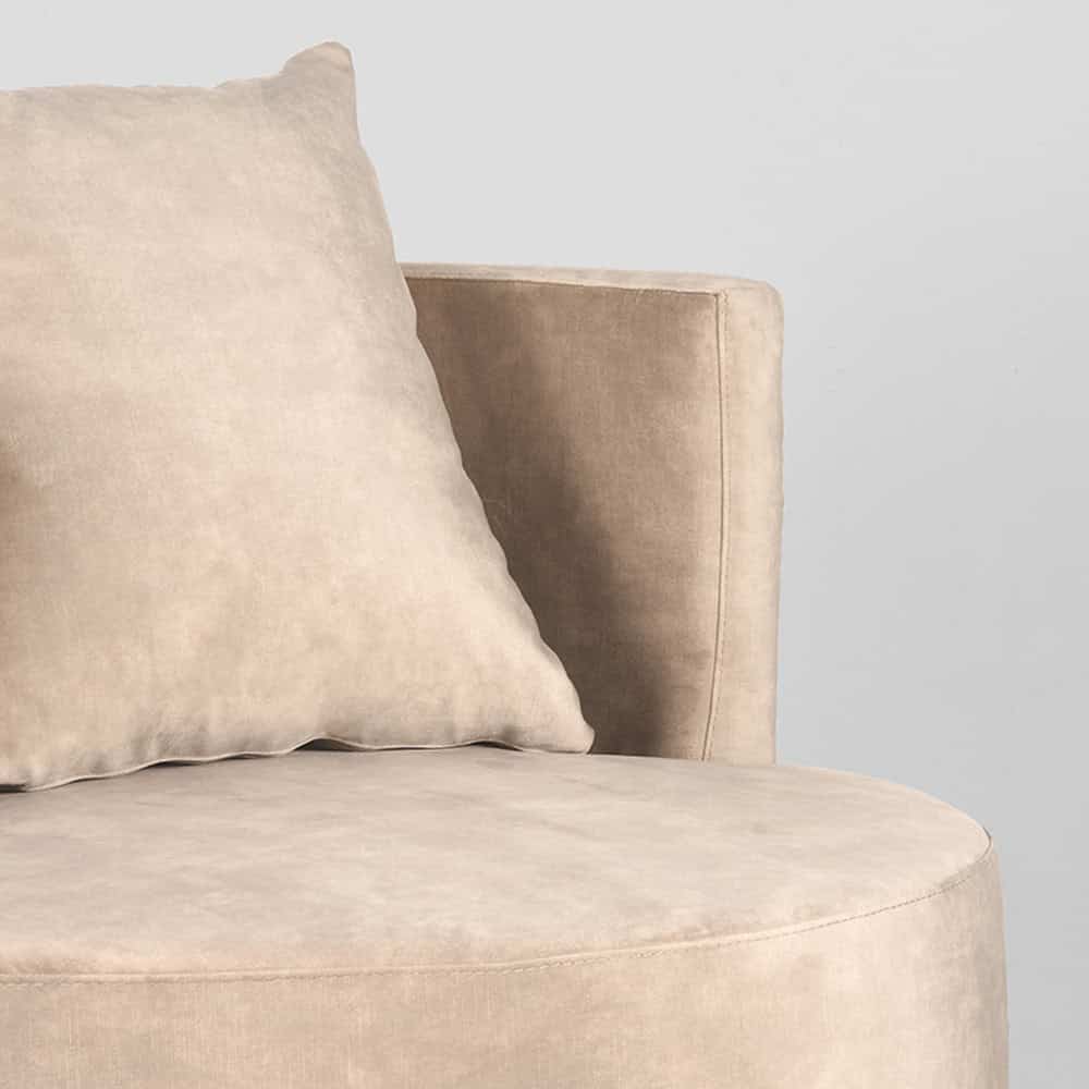 Luxe beige stoffen fauteuil met zachte kussens, perfect voor een stijlvolle en comfortabele zithoek. Handgemaakt meubelontwerp, hoogwaardige materialen, ideaal voor modern en landelijk interieur.
