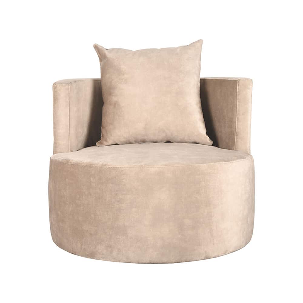 Zachte beige stoffen fauteuil met kussen, elegant en comfortabel meubelstuk voor moderne interieurs.