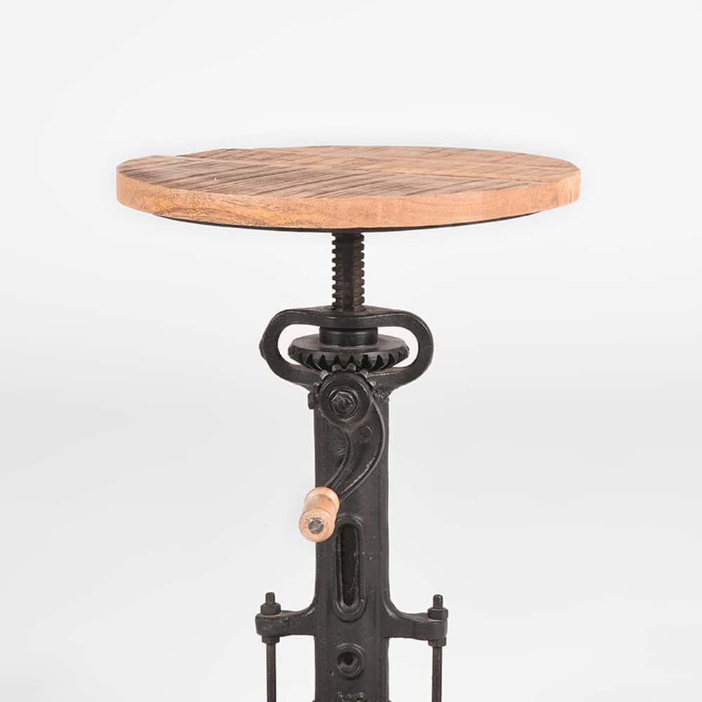 Uniek vintage industrieel bijzettafel met houten blad en metalen schroefdraadvoet, perfect voor een industrieel of stijlvol interieur. Handgemaakt en duurzaam, ideaal voor woonkamer of slaapkamer.