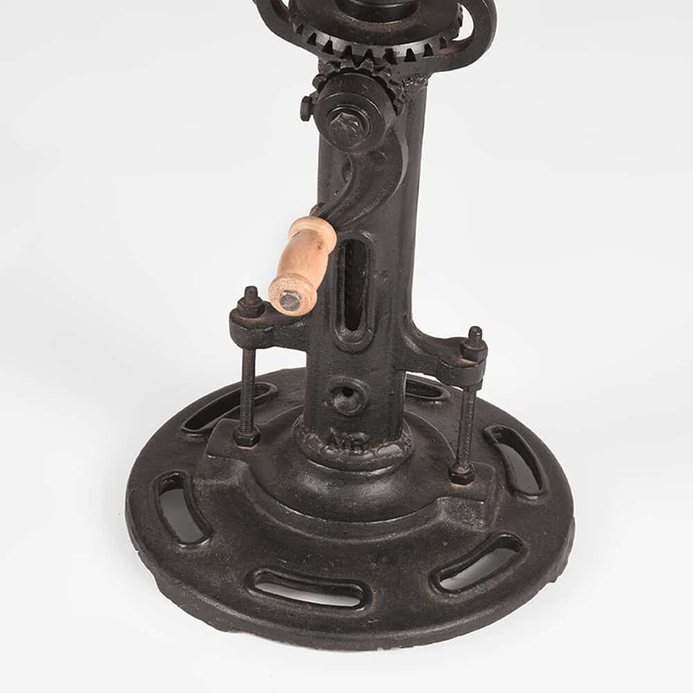 Antieke fabriekstafelvoet met gietijzeren basis en houten handvat, gebruikt voor industrieel of meubel produceren. Perfect voor industriële meubels of antieke decoratie.