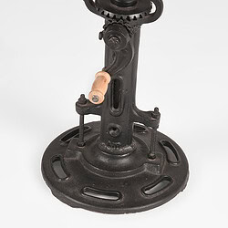 Antieke fabriekstafelvoet met gietijzeren basis en houten handvat, gebruikt voor industrieel of meubel produceren. Perfect voor industriële meubels of antieke decoratie.