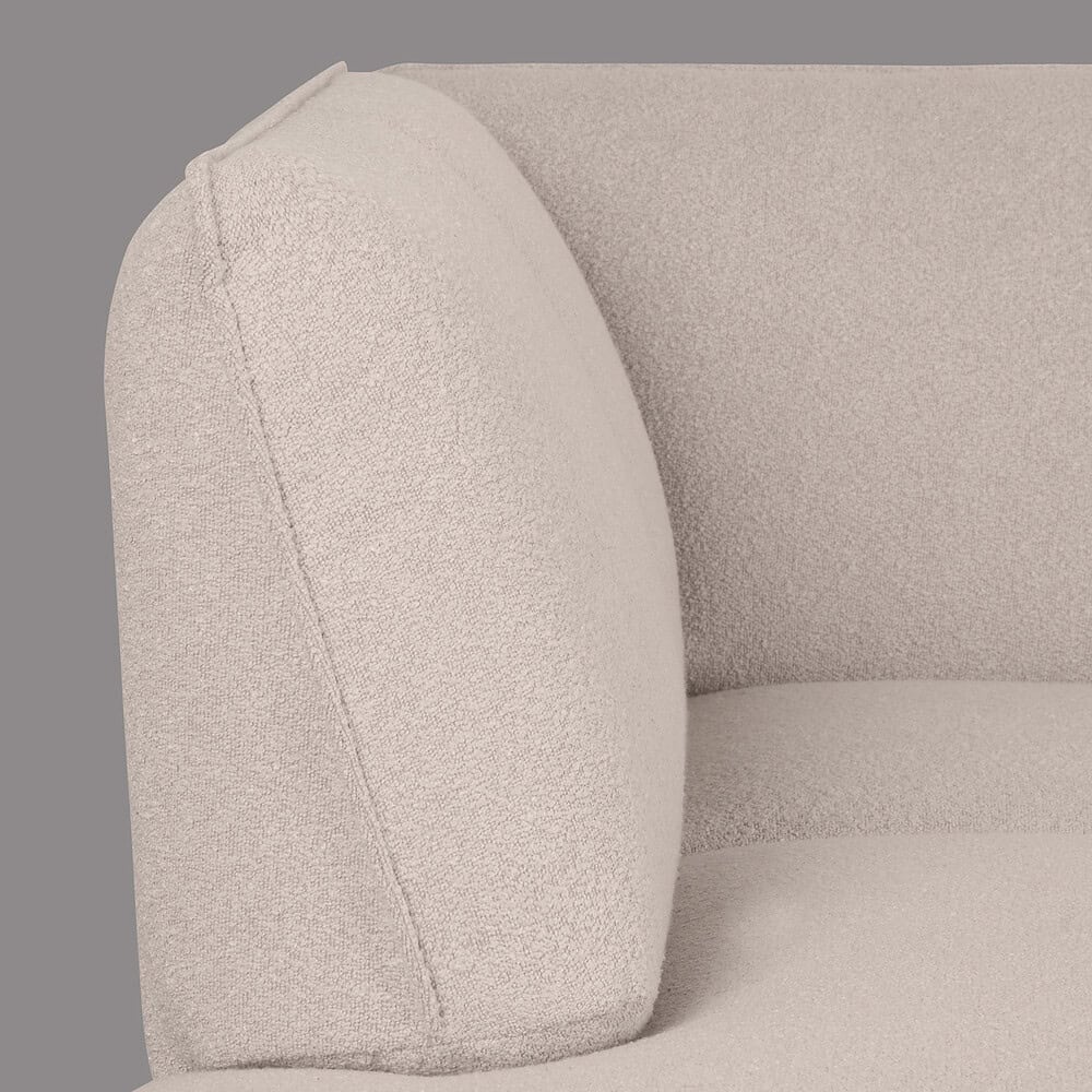 Nieuwsberg: 2. Elegant beige stoffen bank met moderne ontwerp en comfortabele zitting voor een stijlvolle woonkamer 3. Moderne beige stoffen bank met comfortabele zitting en stijlvolle uitstraling, perfect voor een eigentijdse interieurstijl 4. De afbeelding toont een close-up van een beige stoffen bank van Mokana Meubelen met een gestikte rand en zachte textuur, ideaal voor wie op zoek is naar comfort en design in huis. Relevantie: hoog.