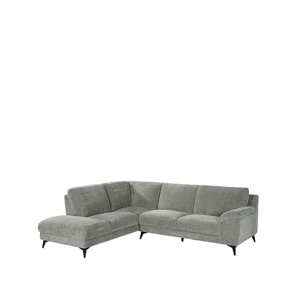 Lichtgrijze hoekbank van Mokana Meubelen met Scandinavisch design en comfortabele zitplaatsen, ideaal voor woonkamer interieurs.