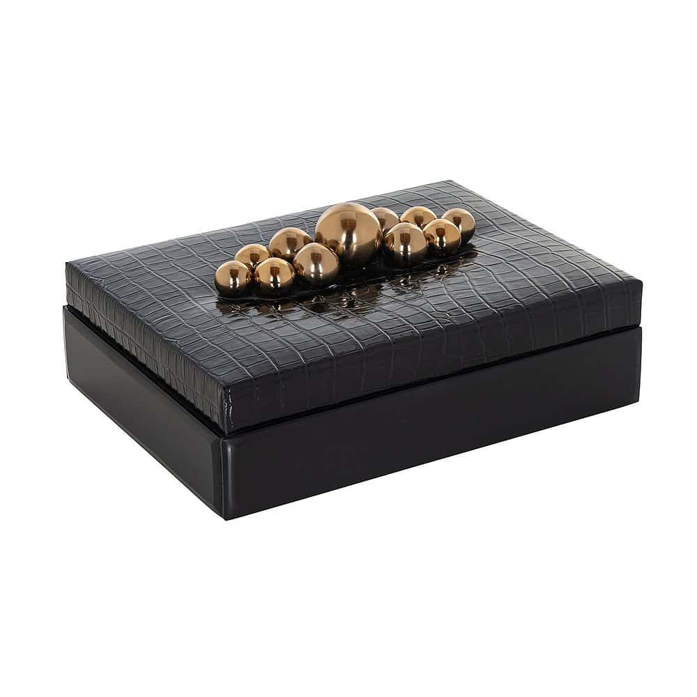 Elegante zwarte sieradenbox met krokodillenprint en goudkleurige decoratieve kogelversiering, perfect voor het opbergen van accessoires en juwelen, ontworpen door Mokana Meubelen.