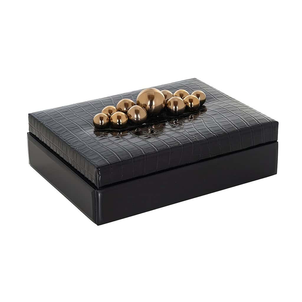 Elegante zwarte sieradenbox met krokodillenprint en goudkleurige decoratieve kogelversiering, perfect voor het opbergen van accessoires en juwelen, ontworpen door Mokana Meubelen.