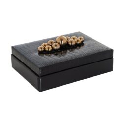 Elegante zwarte sieradenbox met krokodillenprint en goudkleurige decoratieve kogelversiering, perfect voor het opbergen van accessoires en juwelen, ontworpen door Mokana Meubelen.