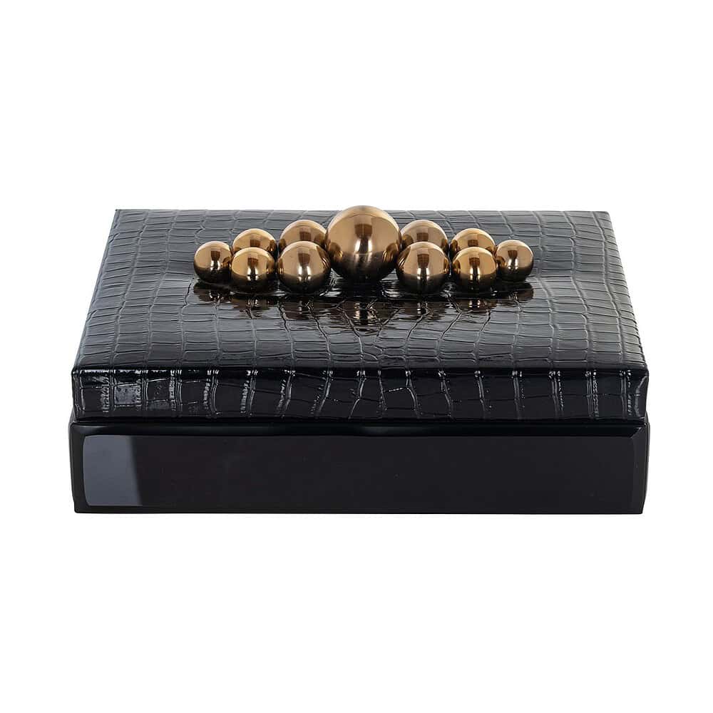 Elegante zwarte sierdoos met croco patroon en gouden decoratie, perfect voor exclusieve interieuraccessoires of afstandsbedieningen, vervaardigd door Mokana Meubelen voor luxe woondecoratie.