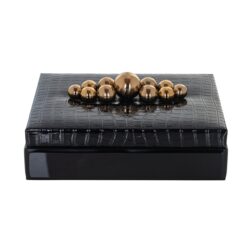 Elegante zwarte sierdoos met croco patroon en gouden decoratie, perfect voor exclusieve interieuraccessoires of afstandsbedieningen, vervaardigd door Mokana Meubelen voor luxe woondecoratie.