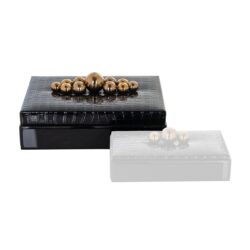 Elegant donkerhouten sierdoos met goudkleurige decoratieve bollen, perfect voor luxe woonaccessoires en stijlvolle opbergsystemen.