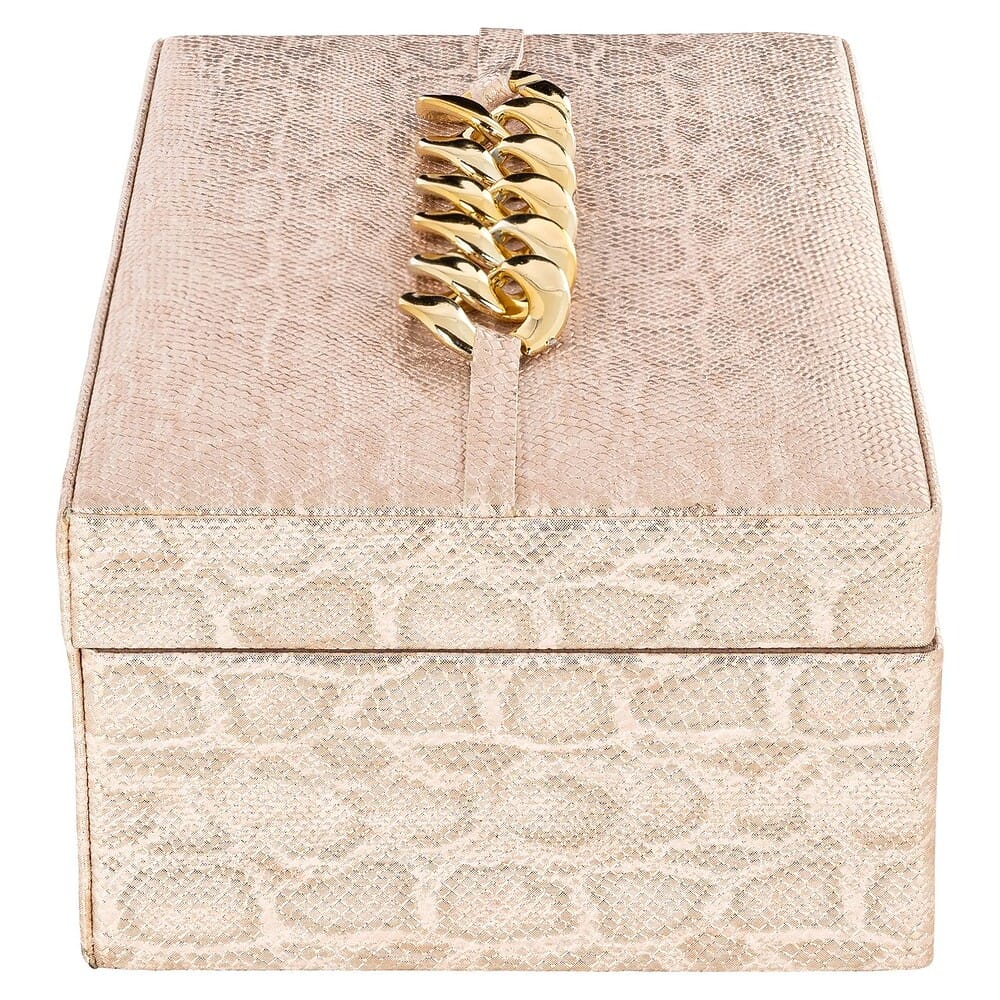 Gouden sieraden armband op luxe verzilverd sieradendoosje met pink snake print, elegantaccessoire voor vrouwen.