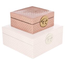 Elegante sieradenkistje met driedelige opbergvakken in roze en wit, voorzien van een luxe gouden sluiting, perfect voor het organiseren en beschermen van sieraden.