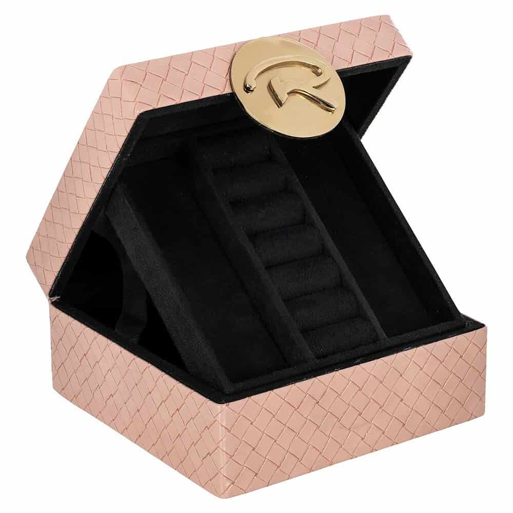 Luxueuze horlogebox met zwart interieur, perfect voor het opbergen van sieraden en horloges, gecombineerd met een elegante roze buitenkant en gouden sluiting voor een stijlvolle uitstraling.
