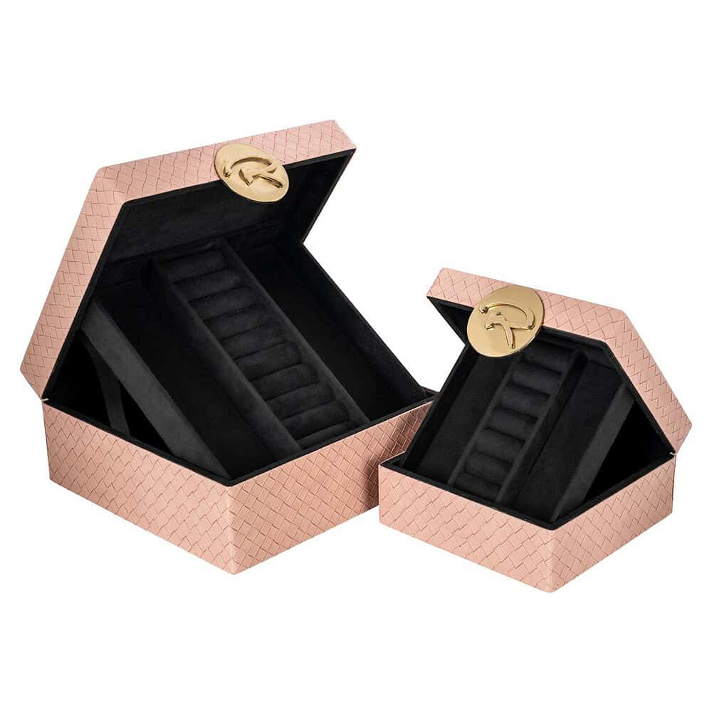 Luxueuze sieradendoos met elegante roze buitenkant en zachte zwarte binnenvoering, perfect voor het organiseren van juwelen en accessoires.