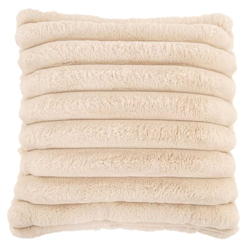 Zachte wollen fleecedekens in crèmekleur met een luxe, pluizige textuur, perfect voor warmte en comfort in huis.