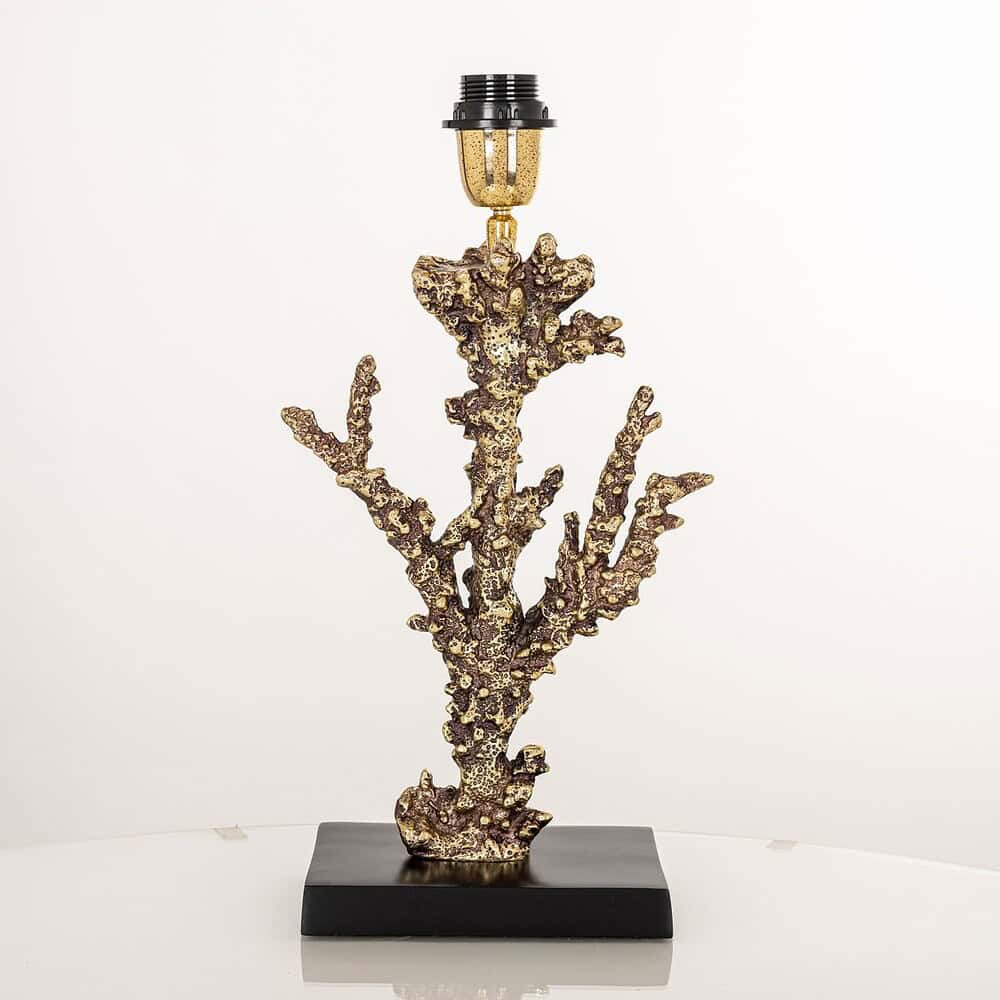 Metalen tafel lamp met een boomvormige basis en goudkleurige afwerking, ideal voor een modern interieur en decoratie inspiratie.