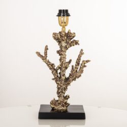 Metalen tafel lamp met een boomvormige basis en goudkleurige afwerking, ideal voor een modern interieur en decoratie inspiratie.