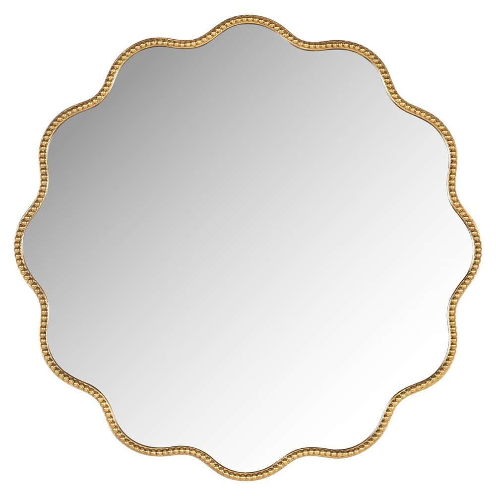 Elegante nostalgische gouden muur spiegel met golvend frame en beaded rand, perfect voor een luxe interieur.