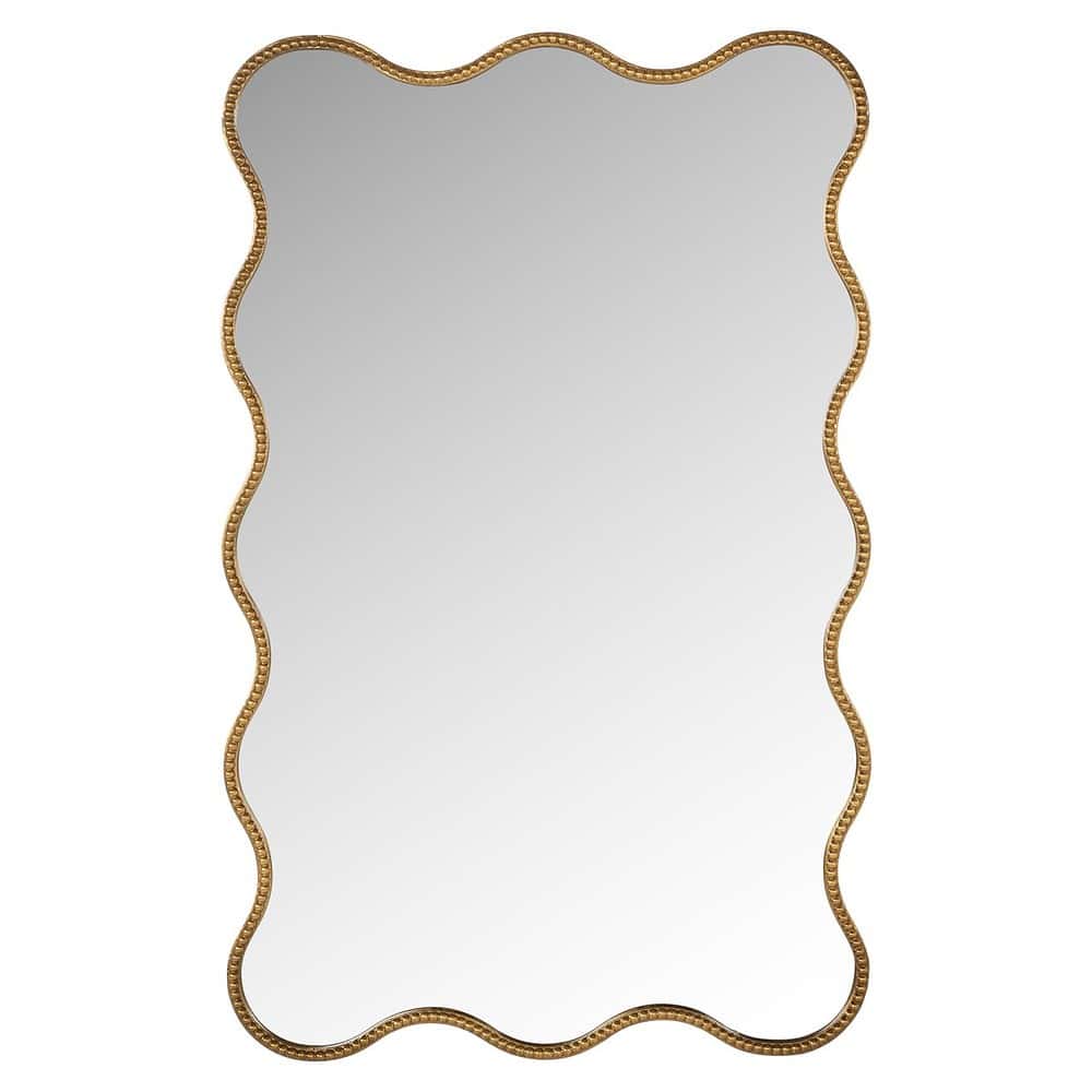 Elegante gouden wandspiegel met golvend houten frame, perfect voor een luxe interieur en decoratie in woonkamer of entree. Tijdloze design en hoogwaardige afwerking.