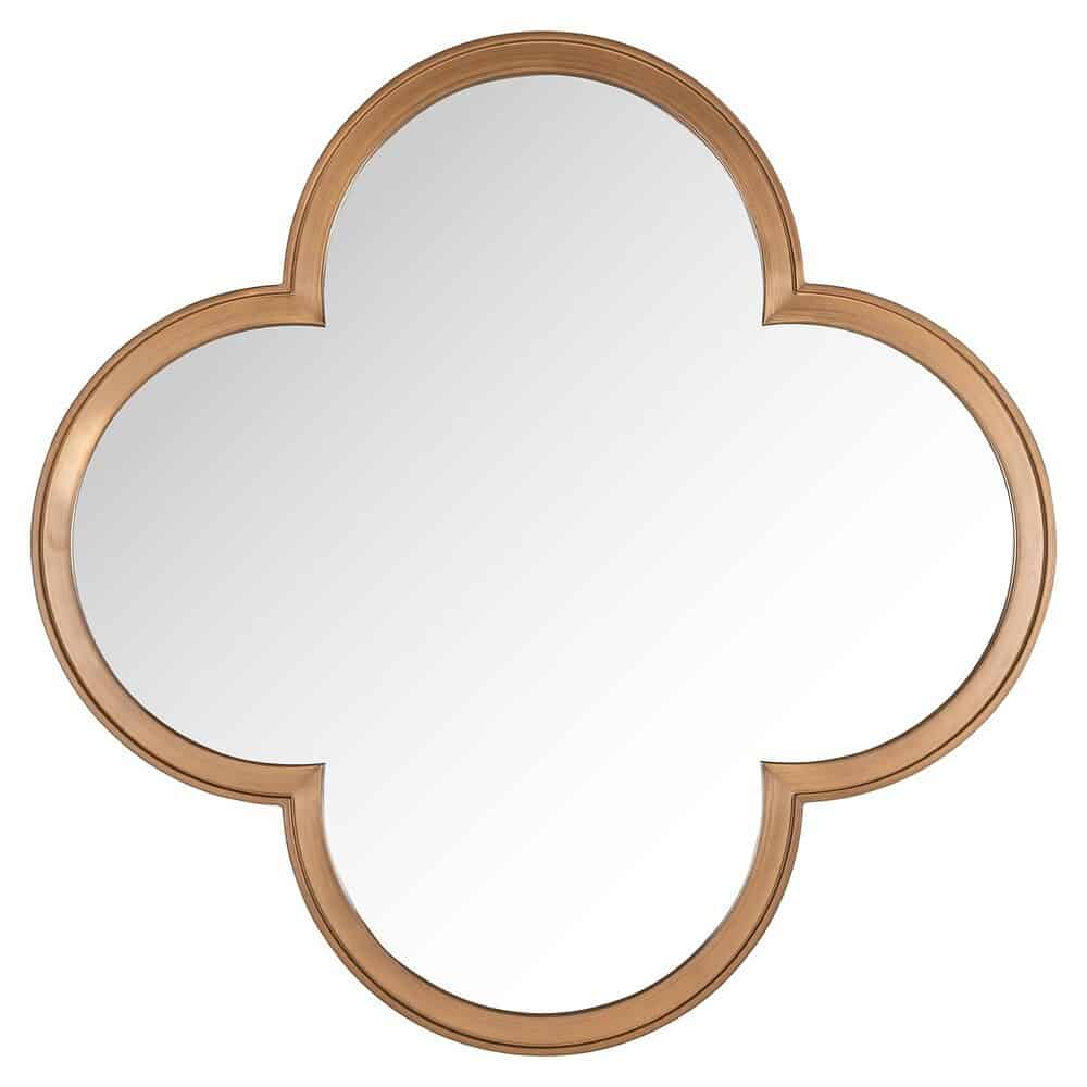 Gepersonaliseerde wandspiegel in unieke clovervorm met houten afwerking, perfect voor stijlvolle interieurs en decoratie in huis of zakelijke omgeving.