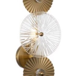 Elegante wandlamp met goudkleurige en transparante elementen, modern design voor luxe interieurdecoratie.