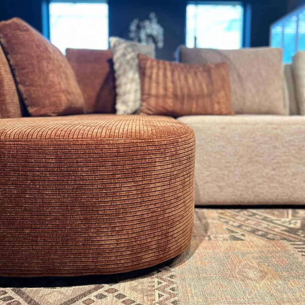 Hoge resolutie van een moderne bank met comfortabel gestoffeerde zitvlakken en bijpassende kussens, perfect voor een stijlvolle woonkamer inrichting.