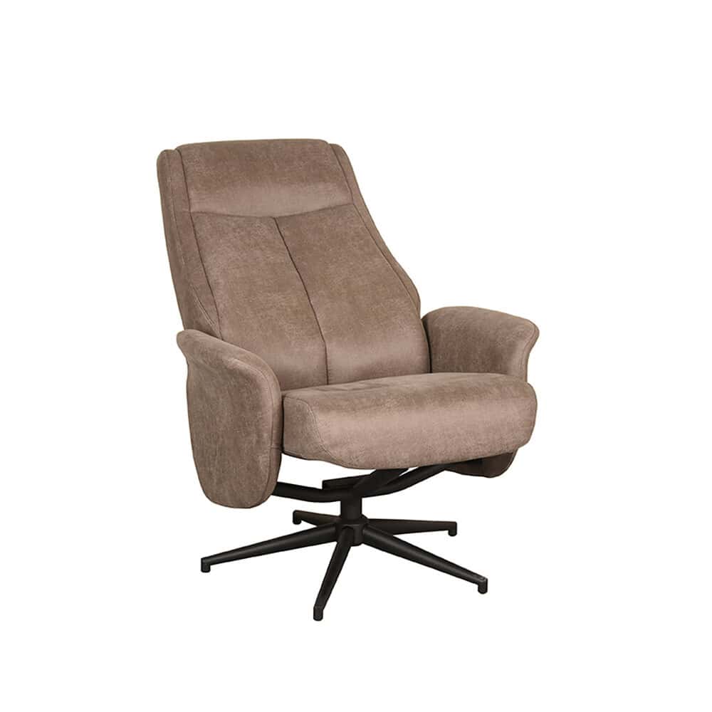 Comfortabele relaxstoel in zacht beige stof met ergonomisch design en stevige zwarte onderstel, perfect voor een stijlvolle en comfortabele leefruimte.
