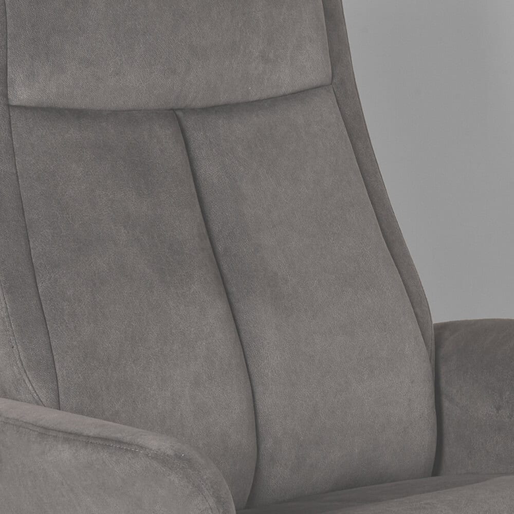 Zitbank met gestikte linie in lichtgrijze stof, modern en comfortabel livingmeubel, perfect voor woninginrichting, handgemaakt met hoge kwaliteit en vakmanschap.