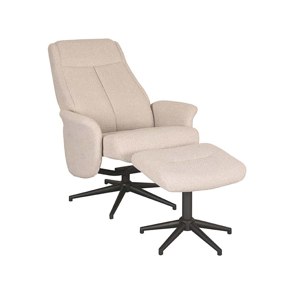 Luxe fauteuil met bijpassende voetenbank in lichte stoffering en zwart onderstel, perfect voor modern interieur.