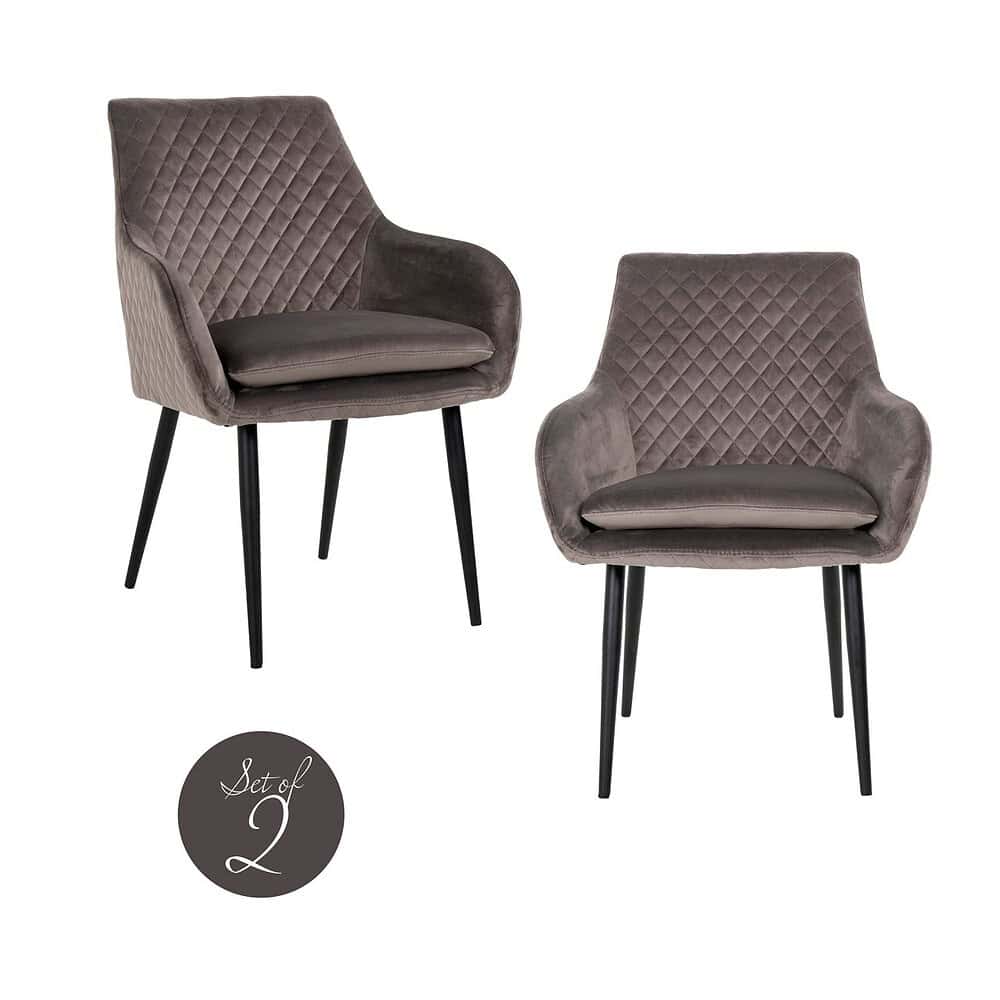 Stijlvolle grijze gestoffeerde eetkamerstoelen met quiltstiksels en zwart metalen poten, perfect voor een modern interieur.