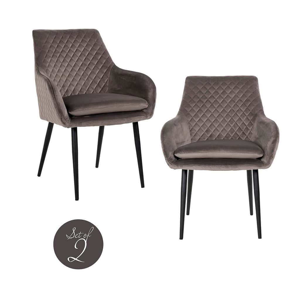 Stijlvolle grijze gestoffeerde eetkamerstoelen met quiltstiksels en zwart metalen poten, perfect voor een modern interieur.