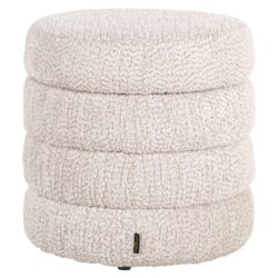Zachte landelijke poef bekleed met ivoorkleurig Sherpa fleece, ideaal als bijzettafel of voetbank, perfect voor moderne en Scandinavische woonstijlen.