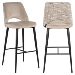Zwevende barkrukken met beige stoffen zitting en houten onderstel, perfect voor een moderne keuken of bar.