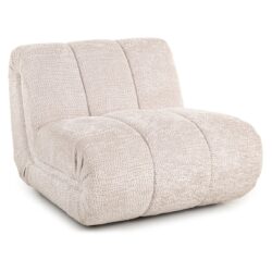 Zachte woonkamerstoel met gebreide bekleding en comfortabele zitting, perfect voor modern interieur.