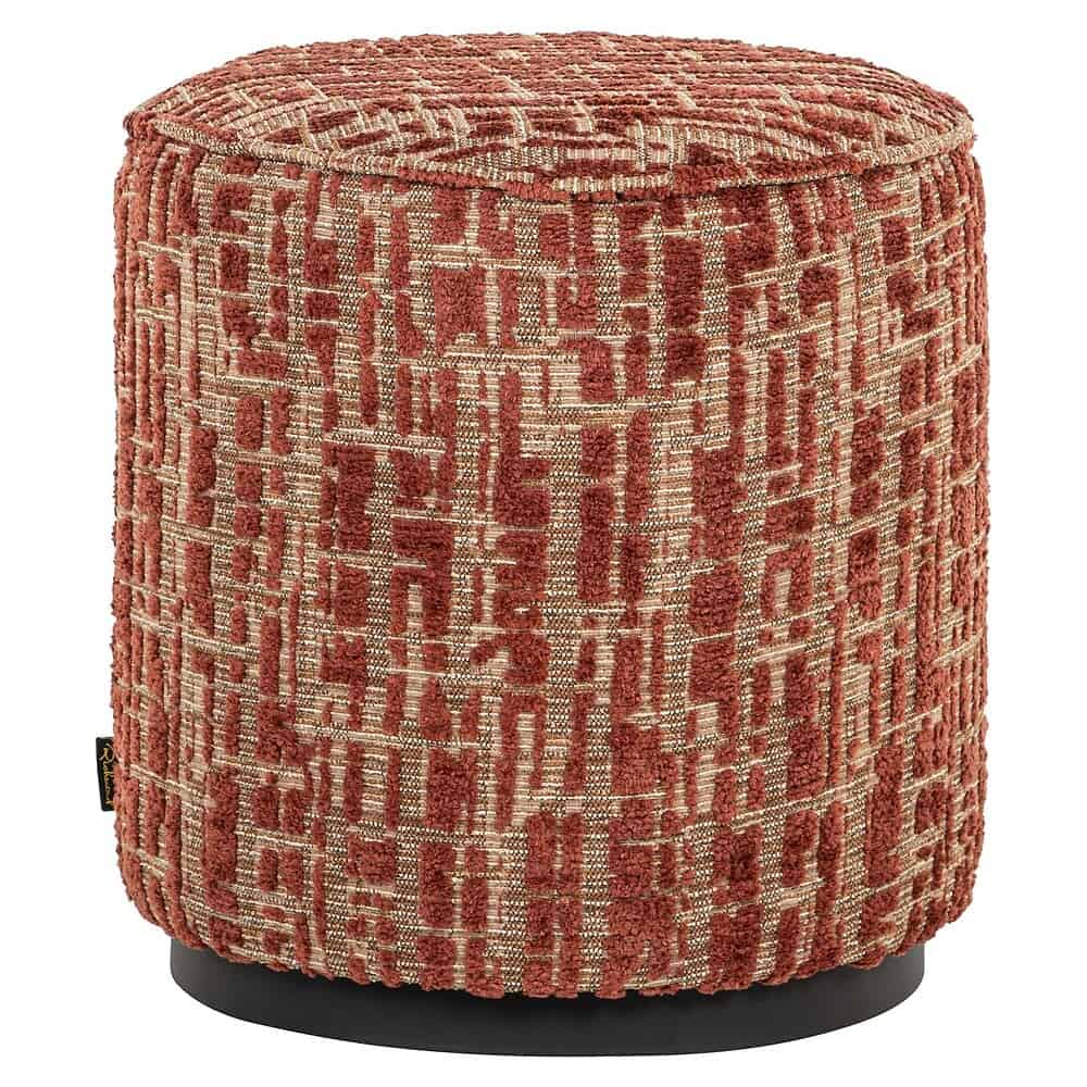 Unieke gestoffeerde poef met geometrisch patroon en warme tinten, perfect als extra zitplek of decoratief accent in uw interieur.