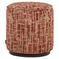 Unieke gestoffeerde poef met geometrisch patroon en warme tinten, perfect als extra zitplek of decoratief accent in uw interieur.