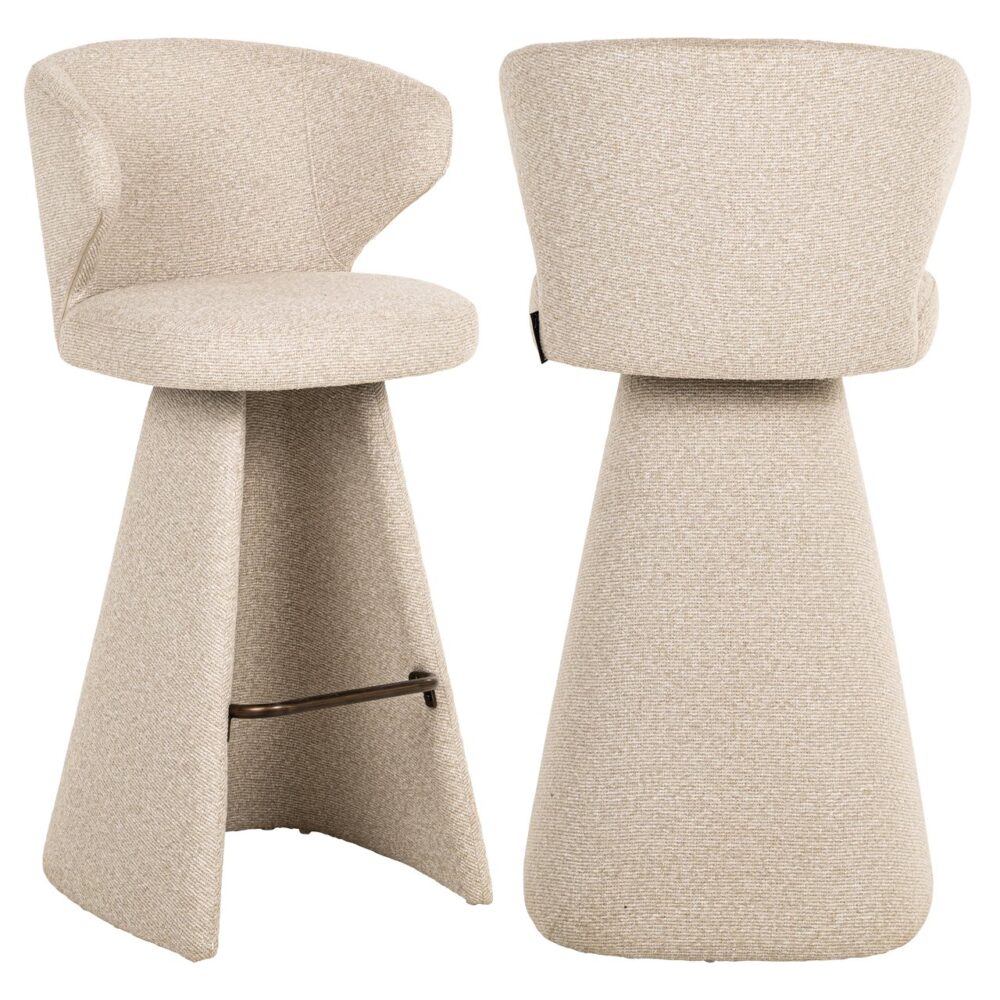 Sfeerfoto van moderne beige stoffen barkrukken met comfortabele zitting en voetsteun, perfect voor een elegante bar of keuken, hoogwaardige Mokana Meubelen design.