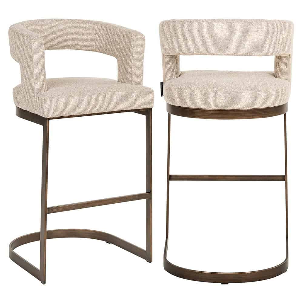 Luxe bartafel en bijpassende barkrukken van Mokana Meubelen in modern design met beige bekleding en metalen frame. Perfect voor een stijlvolle en functionele eet- of drinkruimte.