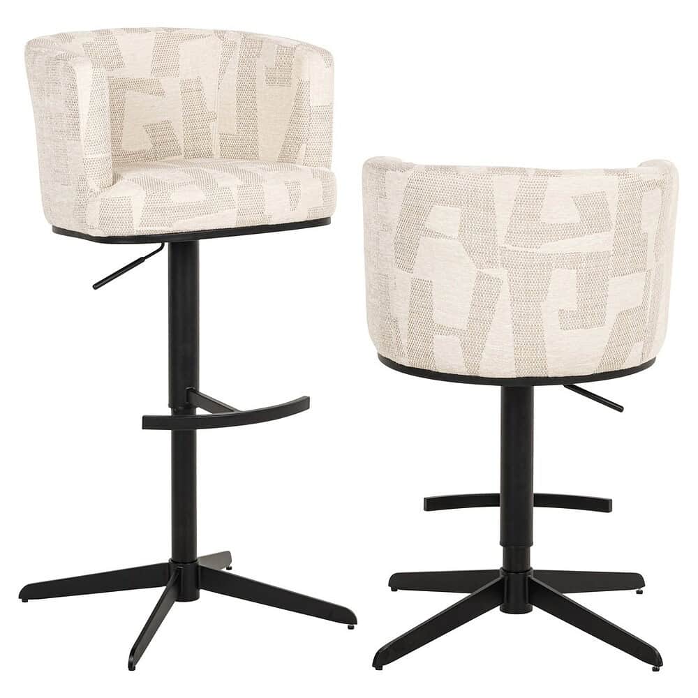 Moderne draaistoelen met zwart metalen onderstel en beige stoffering met geometrisch patroon, perfect voor een stijlvolle en comfortabele zithoek.