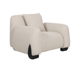 Luxe beige stoffen fauteuil met modern ontwerp en comfortabele zitting, perfect voor elke woonkamer of zithoek.