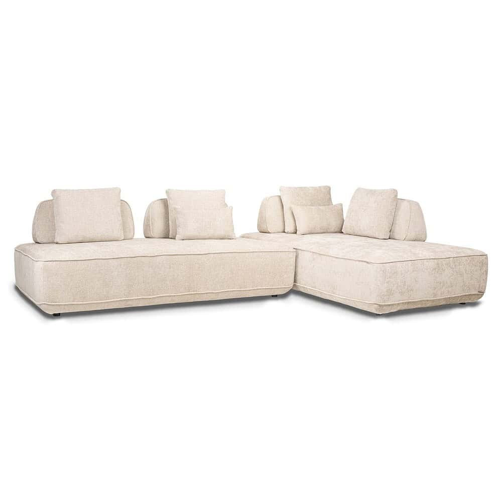 Lichte stoffen hoekbank met ruime zitplaatsen en bijpassende kussens, perfect voor modern en comfortabel interieur.