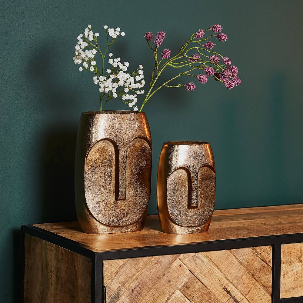 Modern metalen vazen met gezichtsmotief, decoratief interieuraccessoire, design woonaccessoire, stijlvolle wanddecoratie, Mokana meubels en accessoires in Nederland.