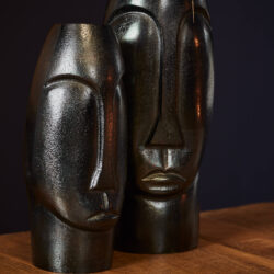 Kunstzwarte Afrikaanse Maskers – Decoratieve Afrika-stijl beeldhouwwerk voor interieur en exotische decoratie.