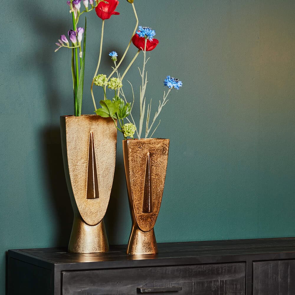 Hoogwaardige gouden vazen met bloemendecoratie voor moderne interieurdesigns. Elegante accessoires voor woonkamer of foyer, gemaakt door Mokana Meubelen.