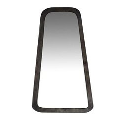 Grote spiegel met zwart metalen frame, modern en stijlvol design voor in de woonkamer of hal.