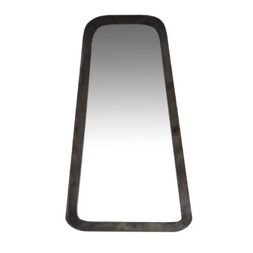 Grote spiegel met zwart metalen frame, modern en stijlvol design voor in de woonkamer of hal.