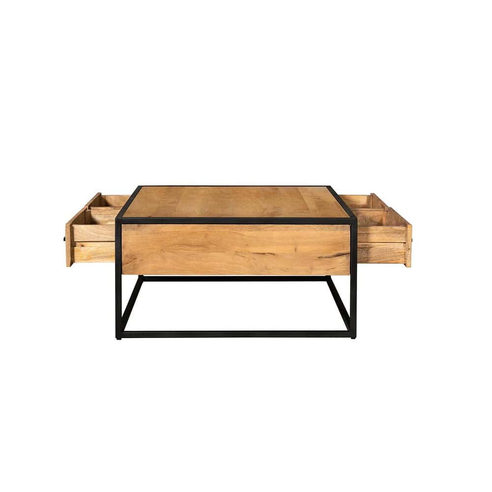 Steigerhouten salontafel met opberglades en zwart metalen frame, perfect voor een moderne woonkamer. Mokana Meubelen biedt unieke houten meubelstukken met een industrieel design.